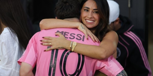 完美世界体育平台-梅西：我不太善于表达情感，会给安东内拉准备花 还记得初吻